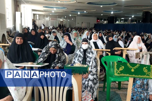 اقتدار مردم در صفوف نماز جمعه لردگان 