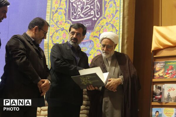 رونمایی از نخستین جلد دانشنامه دفاع مقدس استان قم