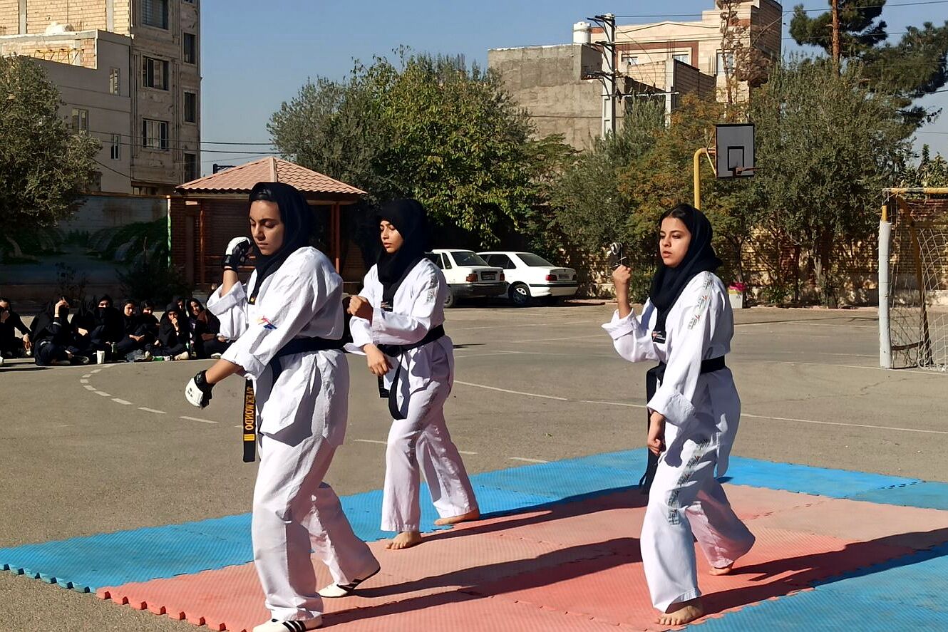 برگزاری برنامه های شاد و متنوع به مناسبت هفته تربیت بدنی در دبیرستان فضیلت شاهد
