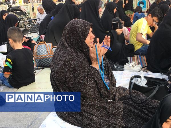 برپایی مراسم دعای عرفه در گلستان شهدای اصفهان