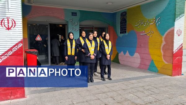 آغاز جشن‌های انقلابی مدرسه توسط پیشتازان 