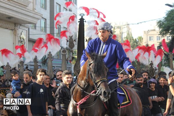 ورامین بار دیگر در سوگ اسارت؛ کاروان نمادین کربلا در خیابان‌های ورامین به حرکت درآمد