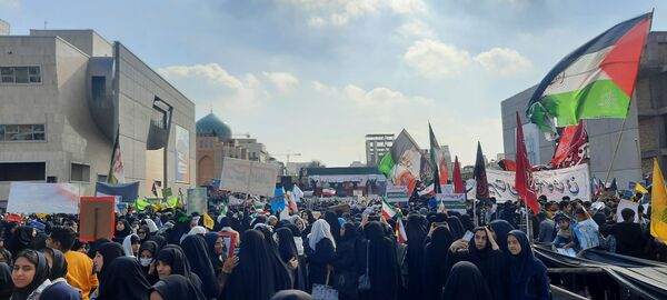 حضور دانش آموزان دبیرستان مهشید مصلی نژاد در راهپیمایی روز دانش آموز 
