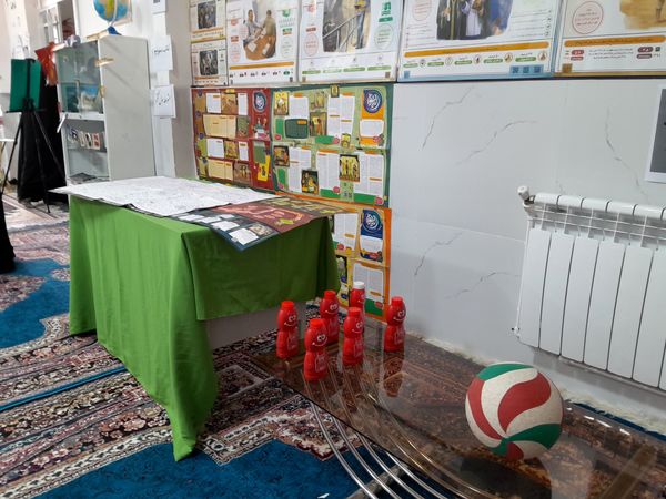 نمایشگاه انقلاب  در آموزشگاه تکتم