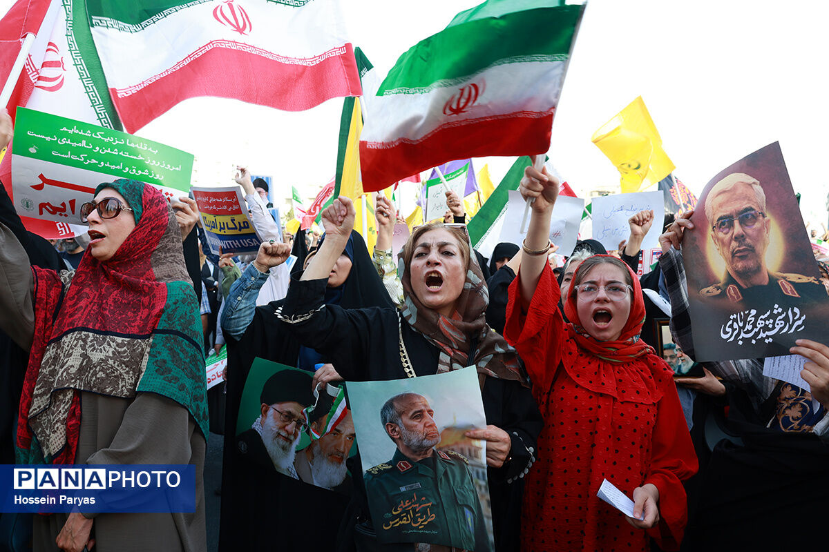 تجمع مردمی بشارت فتح در میدان انقلاب