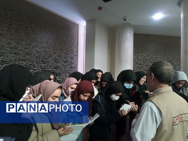 بازدید دانش‌آموزان پایه نهم دبیرستان دخترانه ابویی‌نژاد از موزه دفاع مقدس