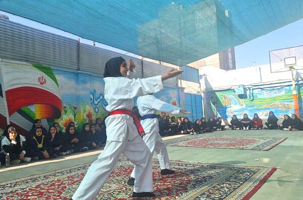 گرامیداشت هفته تربیت بدنی در دبیرستان فیاض 
