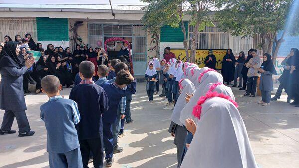  جشن‌ شکوفه‌ها‌ در‌ دبستان‌ شهید‌ دیالمه‌