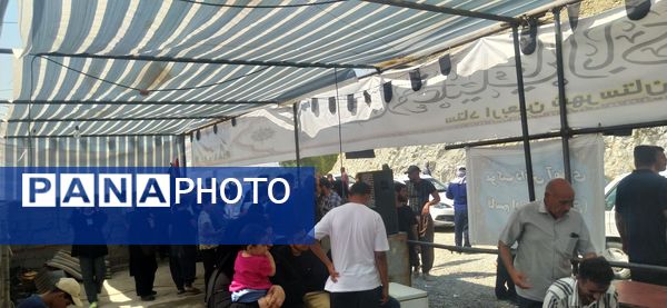 روز اربعین، در مواکب پل سیمره، خدمات‌رسانی به زائران حسینی همچنان ادامه دارد