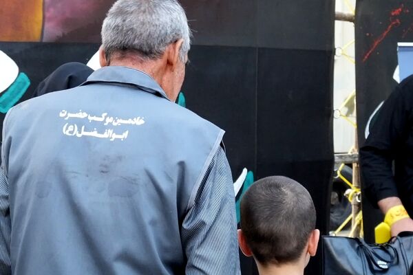 از نگاه معصوم کودک تا اشک پیرمرد؛ روایت عاشقی در موکب «عشاق‌الحسین»