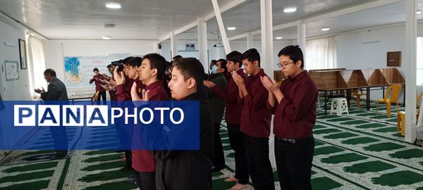 برپایی نماز جماعت در دبیرستان نمونه ایمان الله خامنه ای 