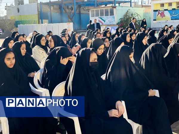 نواخته شدن زنگ انقلاب در دبیرستان نمونه دولتی آمنه(س) 