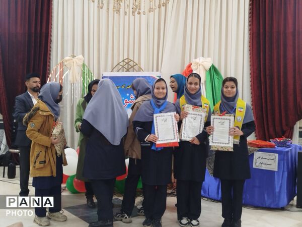 مراسم تقدیر و تشکر از دانش آموزان برتر درسی، اخلاقی و نماز جماعت در دبیرستان دخترانه دانشور 2 