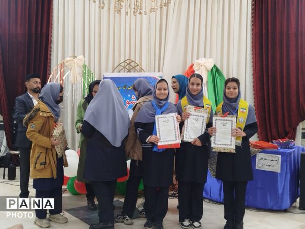 مراسم تقدیر و تشکر از دانش آموزان برتر درسی، اخلاقی و نماز جماعت در دبیرستان دخترانه دانشور 2 