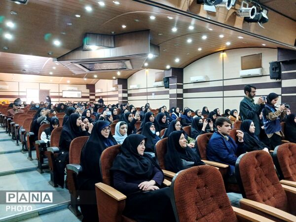 همایش الگوی سوم زن مسلمان تقدیر از بانوان فرهنگی موفق و دانش‌آموزان دختر نمونه