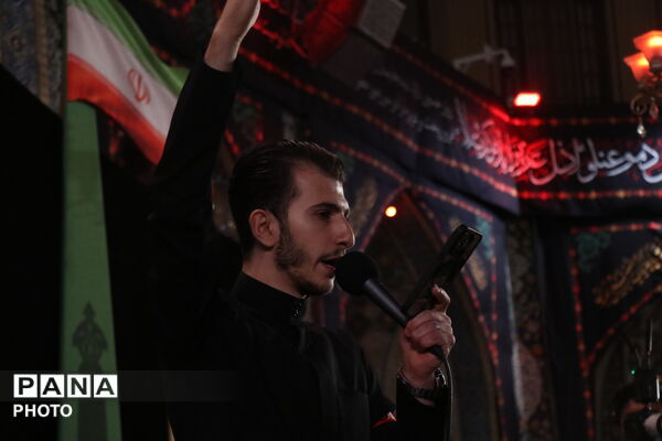 پرچم حرم حضرت زینب در میان شیعیان عزادار سوریه
