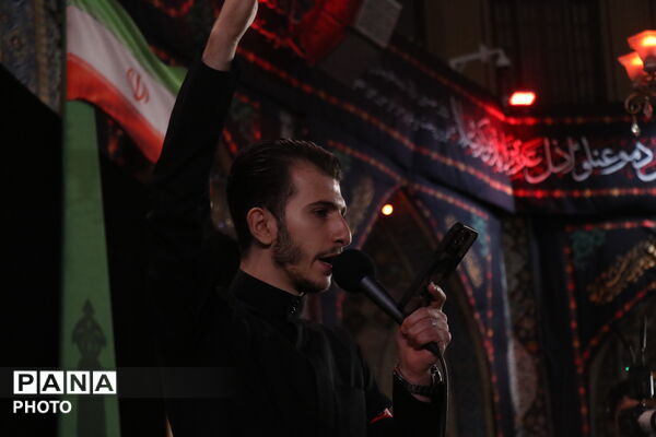 پرچم حرم حضرت زینب در میان شیعیان عزادار سوریه
