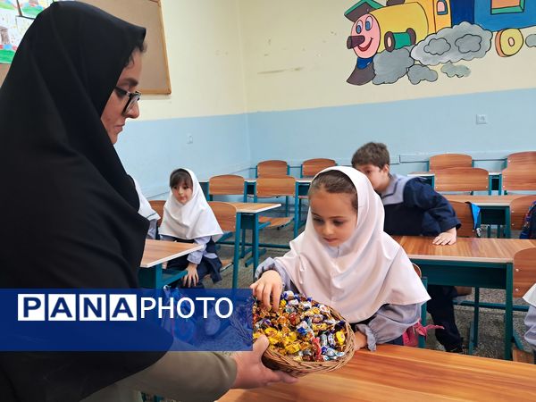 جشن میلاد حضرت زینب(س) در دبستان شهید احمدپور قائمشهر