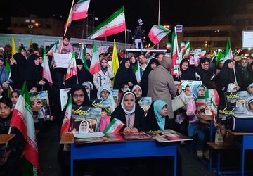 بزرگداشت چهلمین روز شهادت دانش آموزان مدرسه شجره طیبه میناب در میدان انقلاب