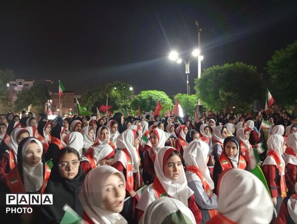 هم‌نوایی دانش‌آموزان پیشتاز ساوجبلاغ در تجمعات شبانه