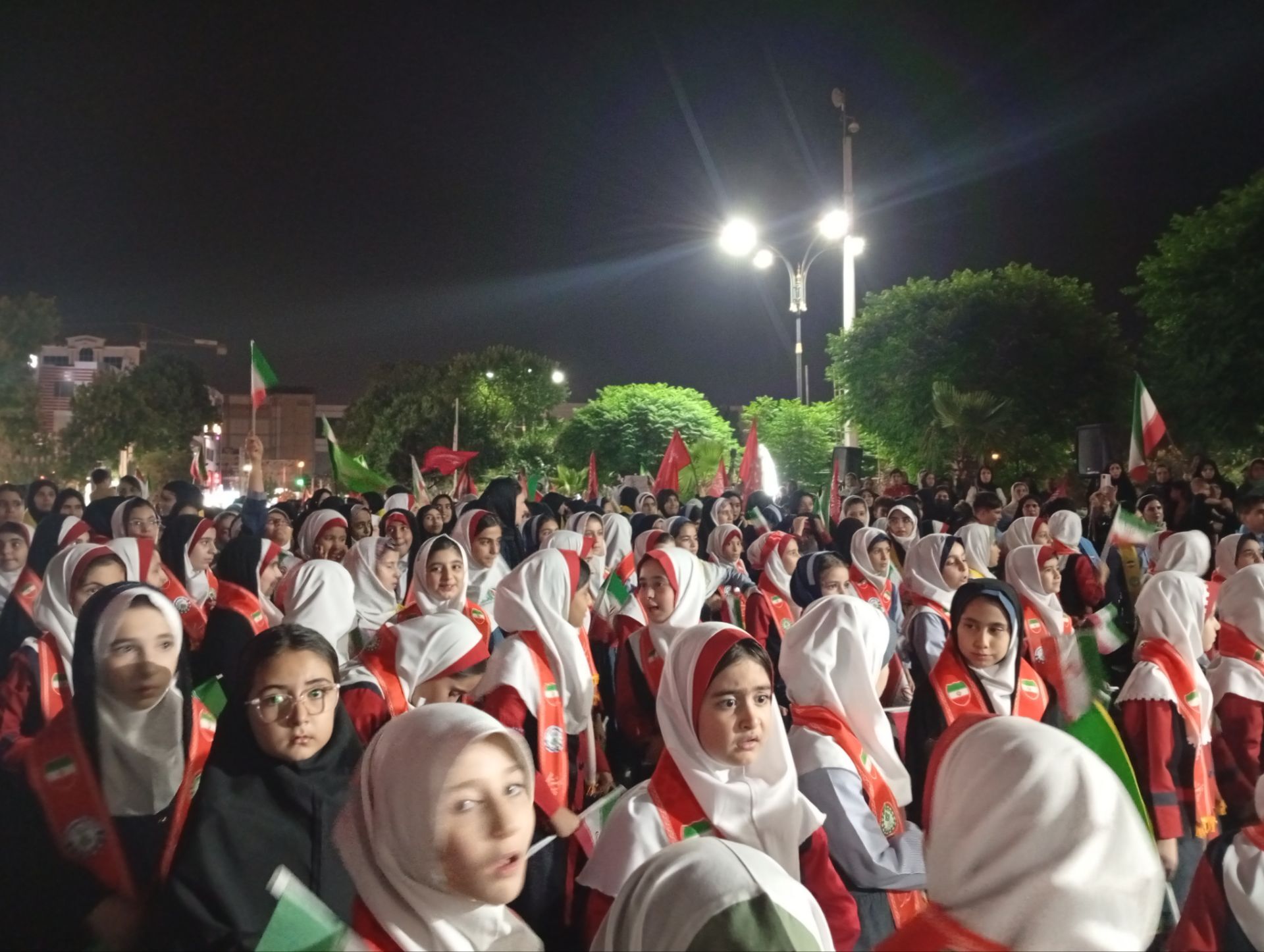 هم‌نوایی دانش‌آموزان پیشتاز ساوجبلاغ در تجمعات شبانه