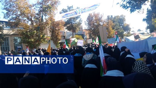 حضور پرشور دانش‌آموزان در راهپیمایی روز ۱۳ آبان