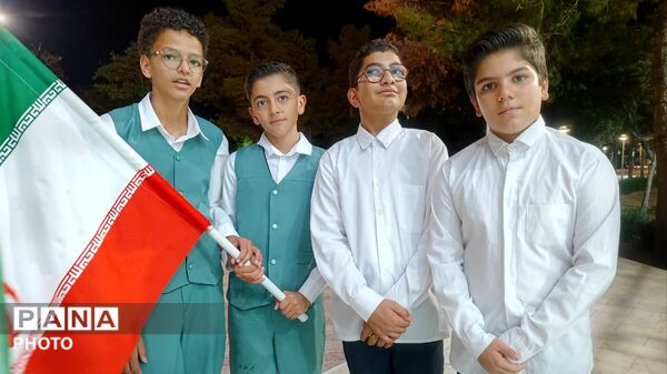حضور  نوجوانان علم به دست در میدان خیابان کاشمر