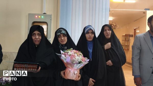 اقامه نخستین نماز جماعت سال تحصیلی جدید در دبیرستان فرهنگیان ناحیه ۴ اصفهان