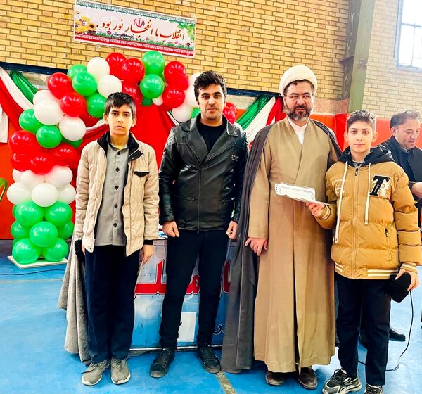 مراسم جشن انقلاب و تقدیر از دانش‌آموزان مقام‌آور مدرسه معلم
