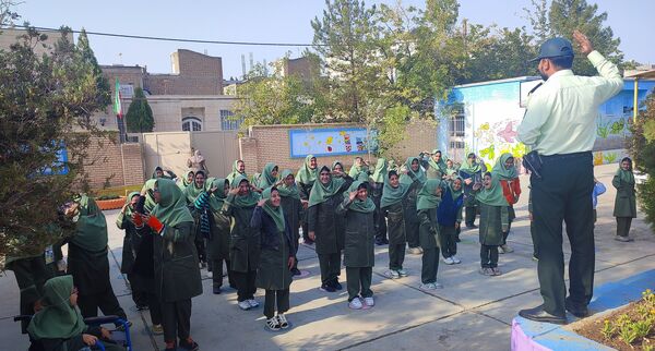 حضور سرهنگ اسماعیل اکبری رئیس کلانتری ۱۳ نیشابور در جمع دانش‌آموزان دبستان میلاد نیشابور 