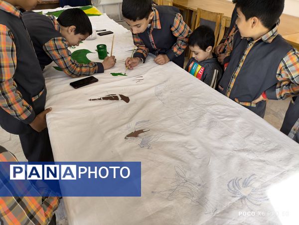 نقاشی همگانی توسط دانش‌آموزان دبستان شهید پسندیده فدافن