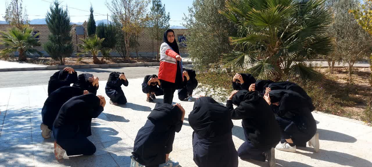 گرامیداشت هفته پدافند غیر عامل در دبیرستان نمونه دولتی برکت خاتم