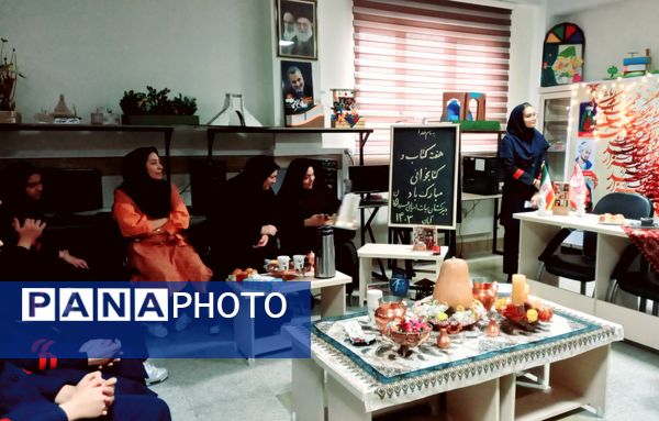 نشست ادبی دانش‌آموزان در کافه کتاب آموزشگاه هیات امنایی فرزانگان