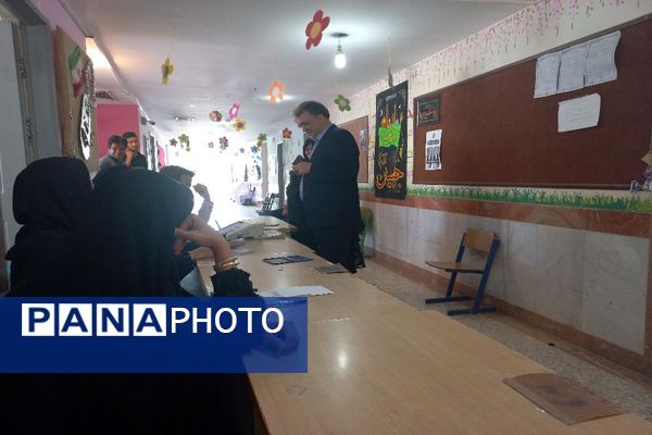 مشارکت حداکثری مردم شهیدپرور شهر تیتکانلو بخش خبوشان پای صندوق‌های رأی 