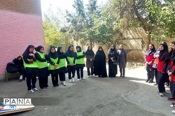 حضور کاروان مهر کانون فرهنگی تربیتی شهید رجایی در مدارس ناحیه دو شهرری 