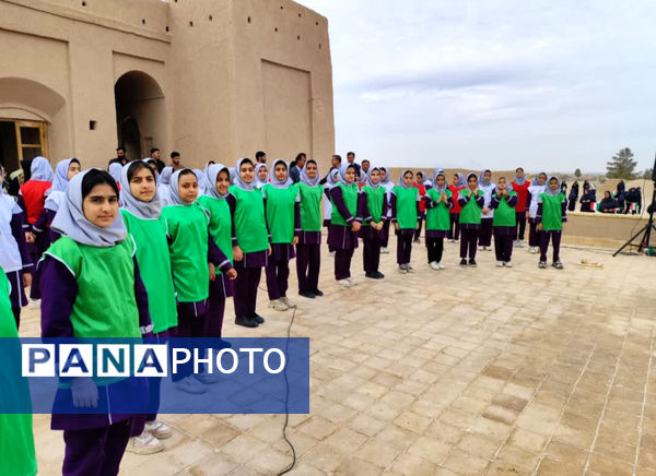 اجرای دلنشین سرود ایرانمون در دل تاریخ کهن قلعه ملکی