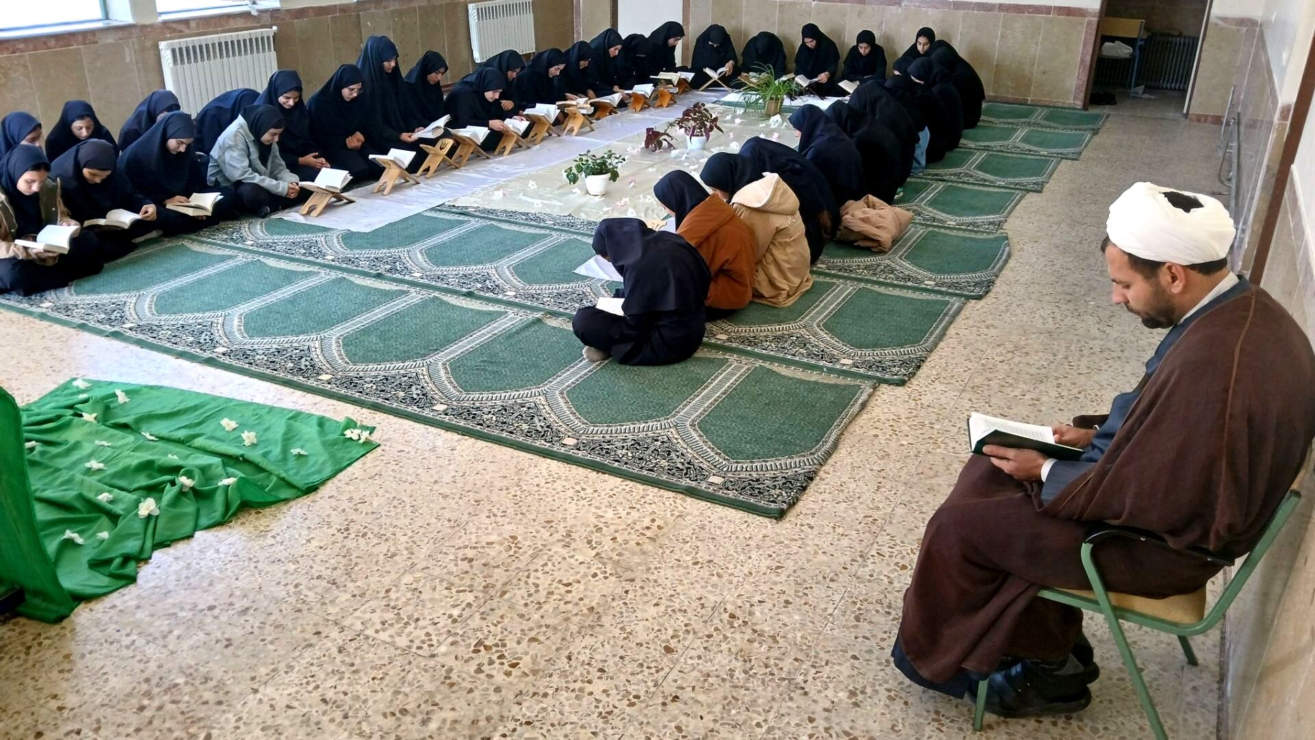 محفل انس‌ با قرآن آموزشگاه فاطمة الزهرا و فجر شهرستان هوراند با عطر مهدوی