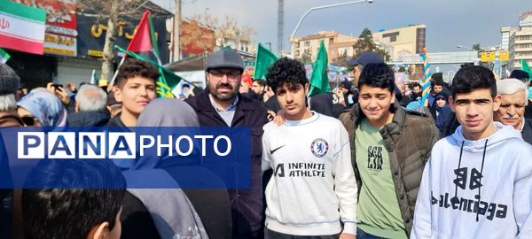 حماسه حضور فرهنگیان و دانش‌آموزان منطقه ۵ در راهپیمایی ۲۲ بهمن