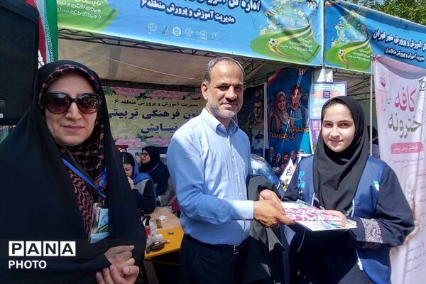 تقدیر از دانش‌آموزان برگزیده پویش‌های کانون نیایش منطقه ۶ در آیین افتتاحیه پایگاه‌های تابستانی