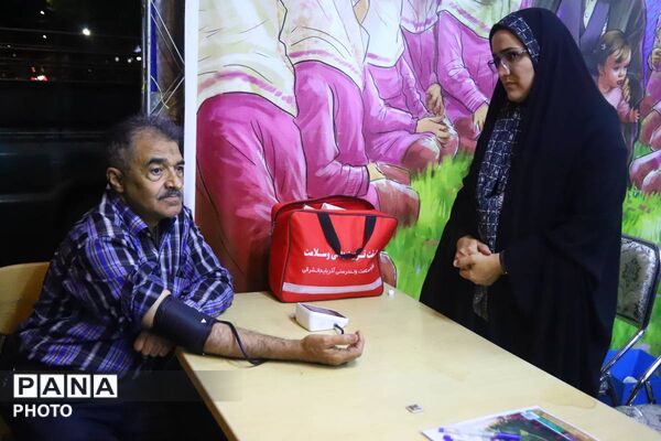 سوگواره شبانه دانش آموزان تبریز در تجمعات مردمی برای رهبر شهید