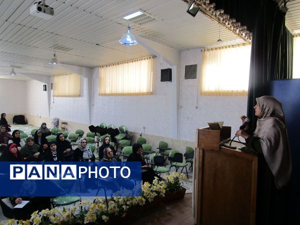 جلسه آموزش خانواده و افتتاح اتاق گفت‌وگوی اولیا در دبیرستان شاهد شهید کلانتری 