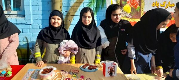 بازارچه دانش‌آموزی به‌مناسبت دهه فجر در مدرسه ربابه هاشمیان یزدی