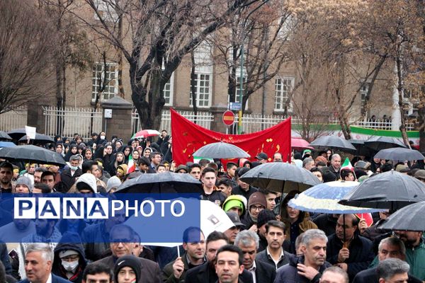 خلاقیت و نشاط دانش‌آموزی در غرفه‌های آموزش و پرورش در مسیر راهپیمایی ۲۲ بهمن