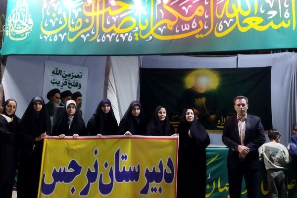  خروش غدیر و میثاق با یاد امام، جلوه ای از ولایت مداری دانش اموزان زاوه  
