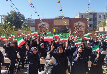 مراسم جشن جوانه‌ها در دبیرستان شهید احمدی روشن 