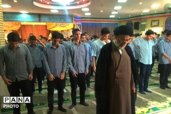 اقامه اولین نماز ماه مهر در دبیرستان حکمت نبوی ناحیه دو شهرری 