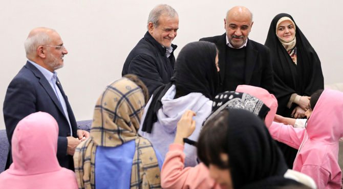 دیدار رئیس‌جمهور با جمعی از کودکان بی‌سرپرست و بدسرپرست در مجتمع «خانه دختران ایران»