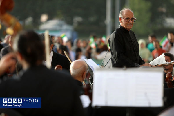 اجرای ارکستر سمفونیک تهران در میدان آزادی