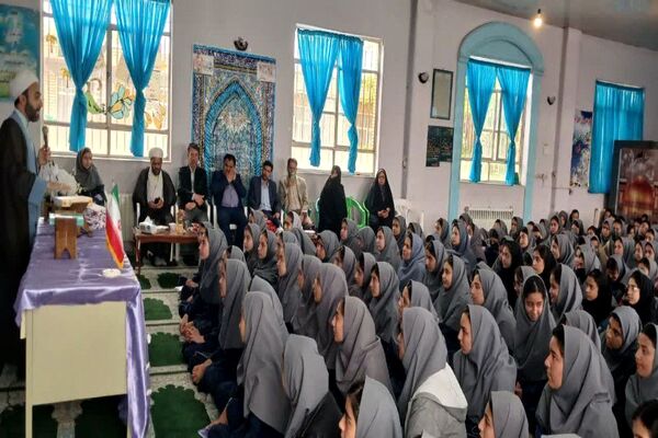 برگزاری جشن دهه کرامت و روز دختر در مدرسه نمونه دولتی فدک