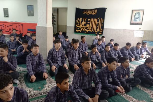 برپایی نماز جماعت مدارس کهریزک با حضور امام جمعه منطقه 